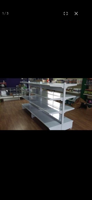 Estantería metálica blanca para tienda