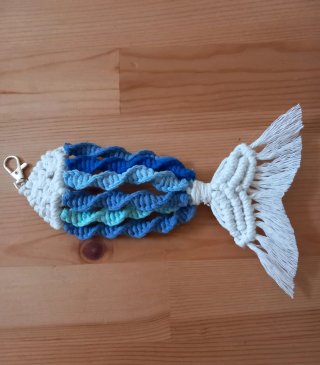 Llavero pez azul macrame