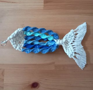 Llavero pez azul macrame