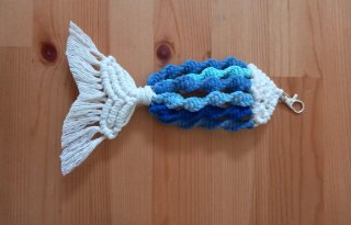 Llavero pez azul macrame