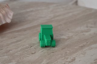 Tractor de juguete verde