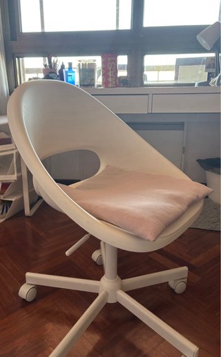 Silla de escritorio blanca con ruedas