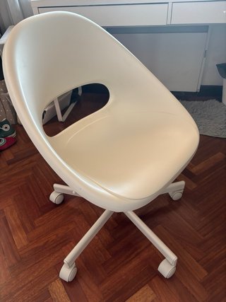 Silla de escritorio blanca con ruedas