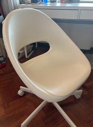 Silla de escritorio blanca con ruedas