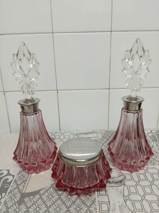 Set da toeletta vintage in vetro rosa