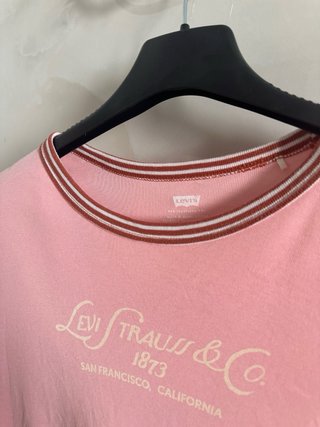 Camiseta Levi's rosa crop top