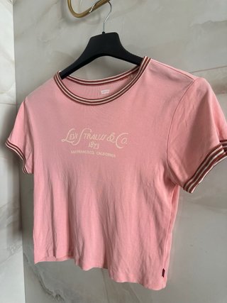 Camiseta Levi's rosa crop top