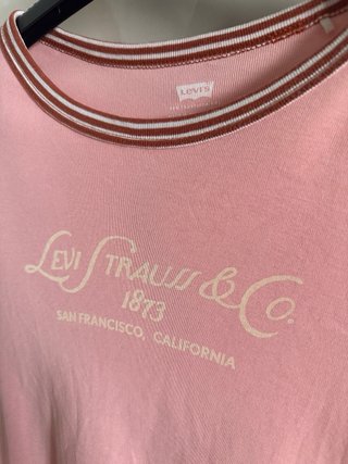 Camiseta Levi's rosa crop top
