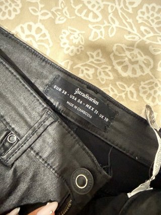 Pantalón de cuero negro