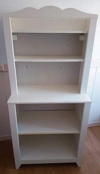 Estantería blanca IKEA dormitorio infantil