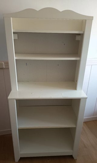 Estantería blanca IKEA dormitorio infantil