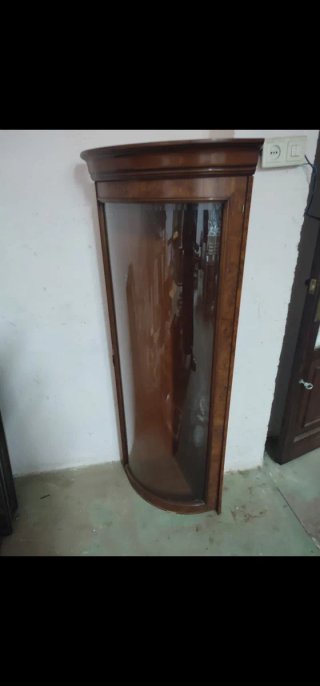 Vitrina esquinera de madera y cristal