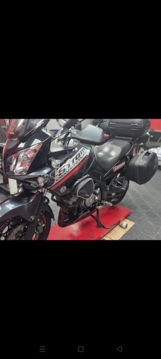 Suzuki V-Strom DL 650 Adventure Negra/Roja