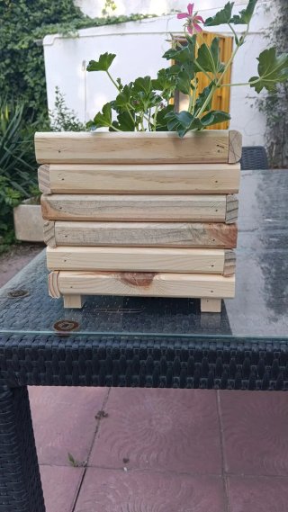 Jardinera artesanal de madera