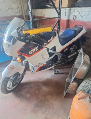 Kawasaki GPZ 600R Blanca y Azul