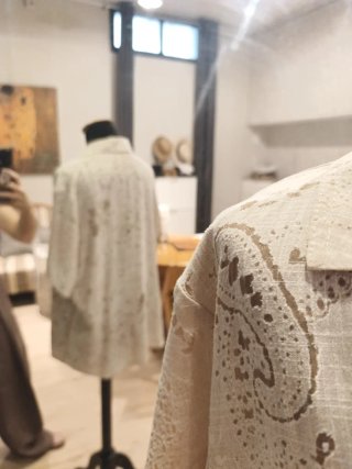 Camisa vintage beige con estampado floral