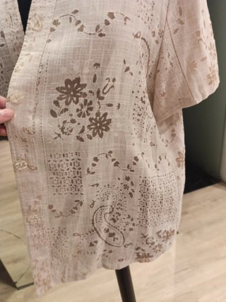 Camisa vintage beige con estampado floral