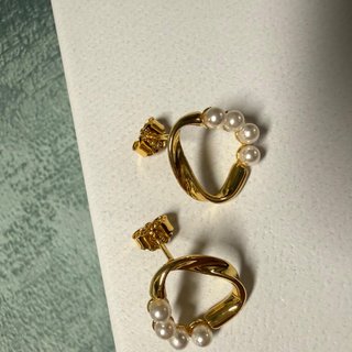 Brincos Pandora Dourados com Pérolas