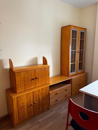 Mesita de noche de madera + sala de estar + sillas