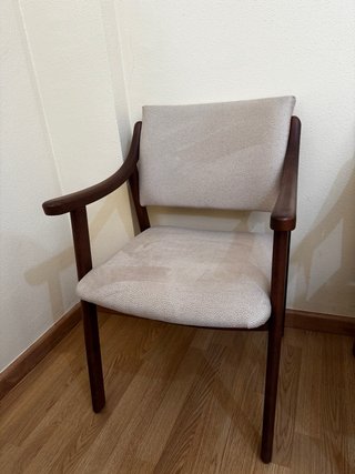 Mesita de noche de madera + sala de estar + sillas