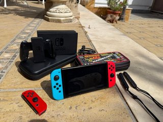 Nintendo Switch + 3 Joy-Cons + 2 Fundas