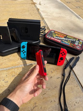 Nintendo Switch + 3 Joy-Cons + 2 Fundas