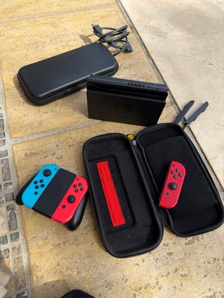 Nintendo Switch + 3 Joy-Cons + 2 Fundas