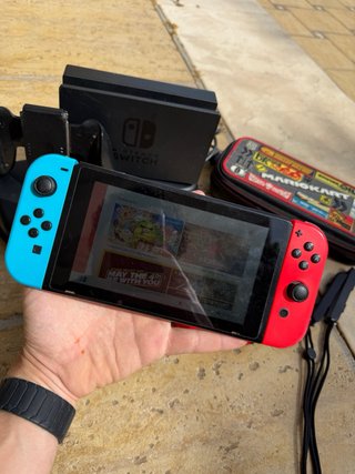 Nintendo Switch + 3 Joy-Cons + 2 Fundas