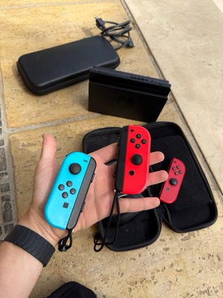Nintendo Switch + 3 Joy-Cons + 2 Fundas