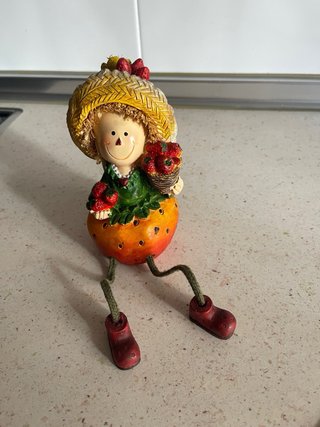 Muñeca de escayola con fresas