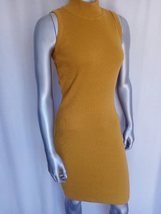 Vestido amarillo de cuello alto sin mangas