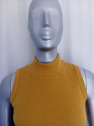 Vestido amarillo de cuello alto sin mangas
