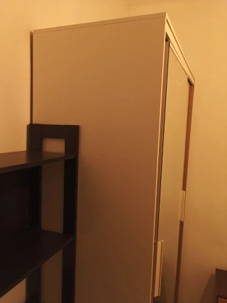Guardaroba IKEA con porte scorrevoli e specchio