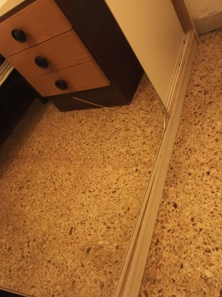 Guardaroba IKEA con porte scorrevoli e specchio