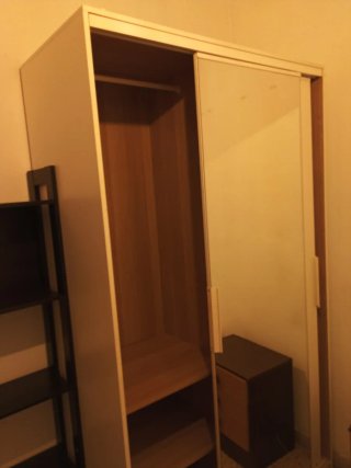 Guardaroba IKEA con porte scorrevoli e specchio
