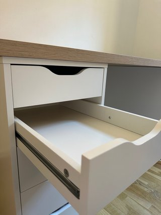 Scrivania in legno e bianco con cassetti (LAGKAPTEN)