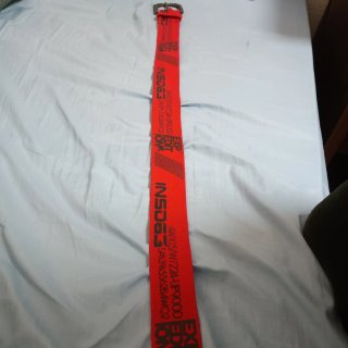 Cinturón rojo y negro Y2k