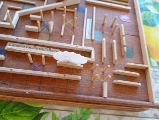 Labirinto in legno conchiglie e scritte
