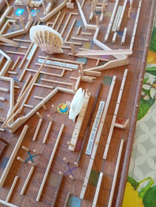 Labirinto in legno conchiglie e scritte