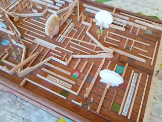 Labirinto in legno conchiglie e scritte