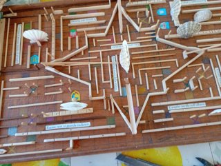 Labirinto in legno conchiglie e scritte