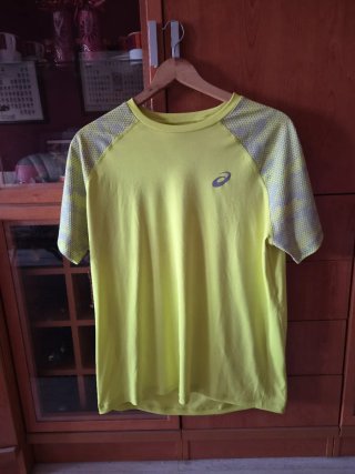 Camiseta deportiva Asics amarilla