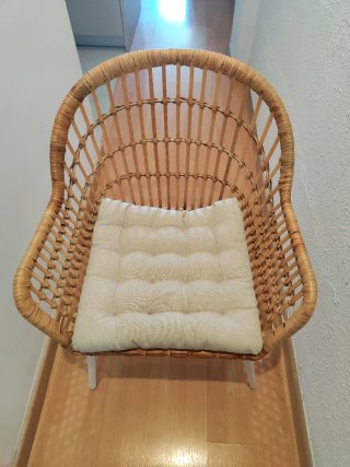 Silla ratán con cojín blanco