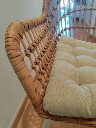 Silla ratán con cojín blanco