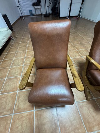 Sillón balancín de cuero y madera
