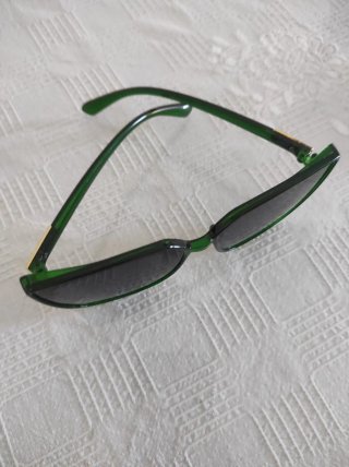 Gafas de sol verdes con funda