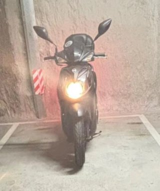 Moto Scooter Negra Automática . Sym 125