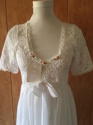 Camisón Gari Gimeno , color Blanco y Beig .