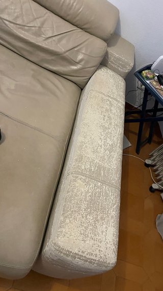Sofá de piel beige y marrón