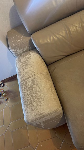 Sofá de piel beige y marrón